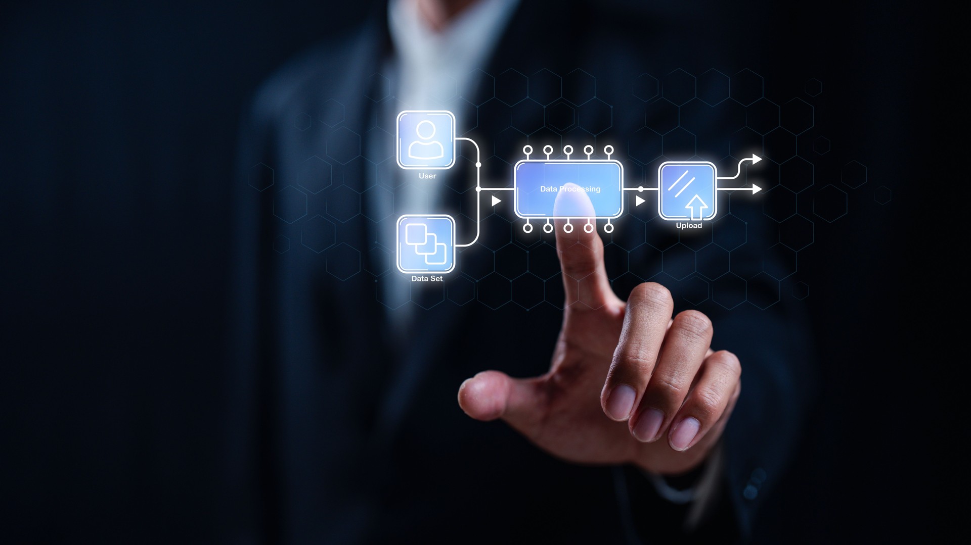 Un empresario interactúa con iconos digitales que representan la carga de datos y la gestión de usuarios en un entorno centrado en la tecnología.