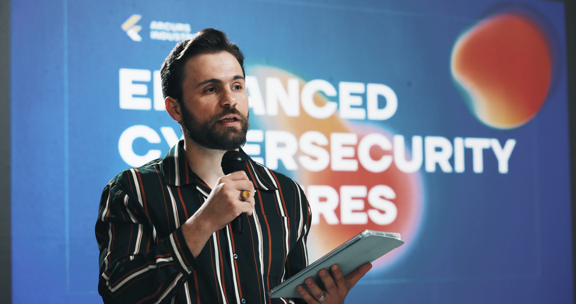 Empresario, tablet y presentación con micrófono para seminario o convención de ciberseguridad en el lugar de trabajo. Hombre, orador o presentador hablando con tecnología para medidas de seguridad en línea o campaña de concientización